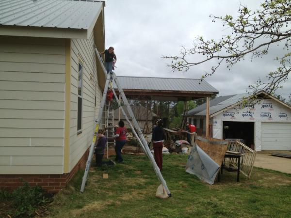 UADRIP's tweet image. University of Alabama DRIP #alternativespringbreak Job site in action.