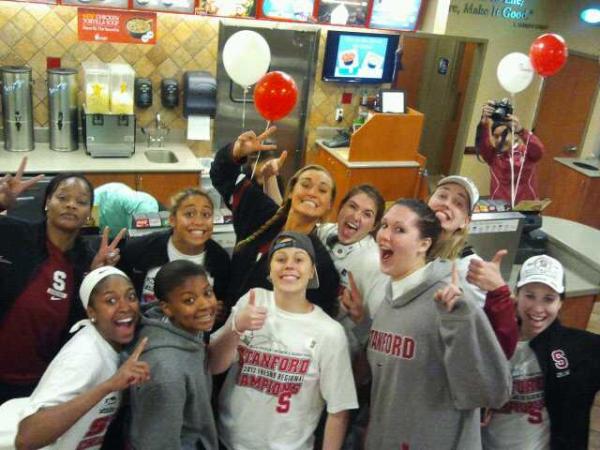 chiney's tweet image. Look at how STANFORD Women's Bball celebrates!!!!!!! #Final4Bound
