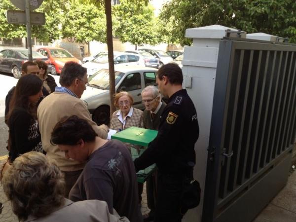 SevillaEnBici's tweet image. Colegios no accesibles para todos/as en las elecciones #and2012 imagen colegio electoral de #Sevillahoy