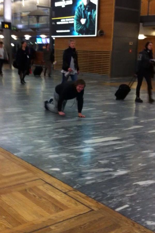 Tross tap, humøret e på topp hos guttan på Gardermoen som skal tilbake til Tromsø. Eivind kryp 10meter.