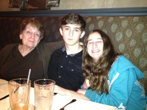 orentjill's tweet photo. Mel's birthday dinner http://t.co/7rYbkzHf