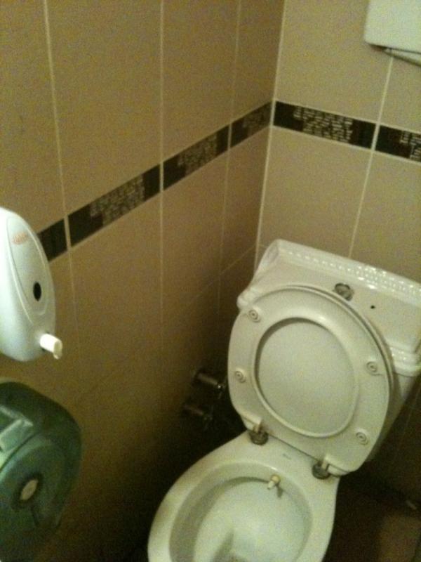 Tuvaletler's tweet photo. Bostanli Cafe Tömbeki tuvaleti 2 http://t.co/bRhnvstw