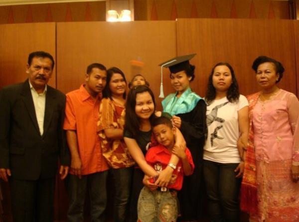 n_zet's tweet photo. keluarga gue keren_keren kan...
             hehehehe :P http://t.co/OCVcxMY0
