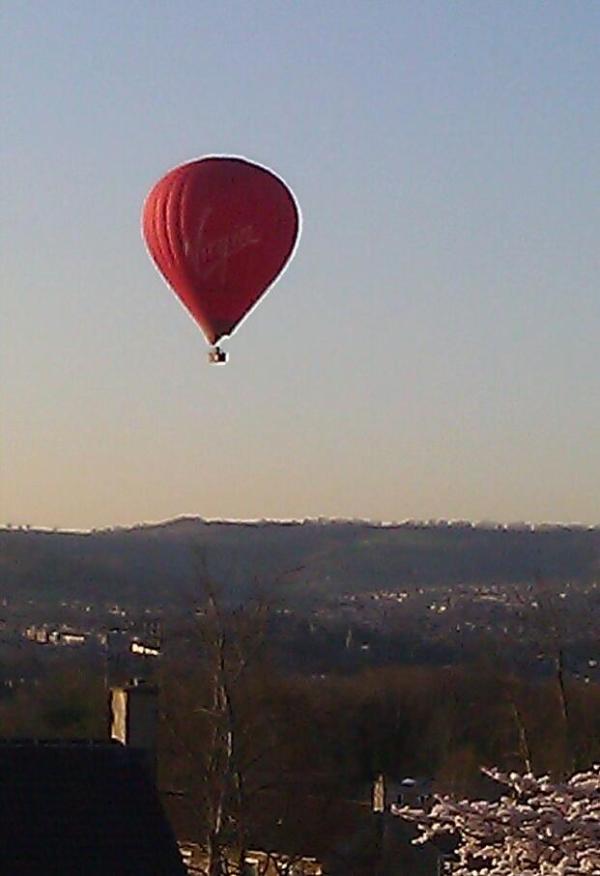 back2natural's tweet photo. @WeLoveBath balloon flying over Bath at 6pm , watch out for those power lines ! http://t.co/66vl2o7n