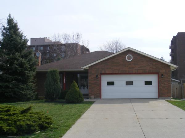 RobSimrak's tweet photo. Spacious one floor bungalow with 2 car garage in Sherwood Village for only 179,900. 3 bedrooms, 2 bathrooms. http://t.co/BoJMwY4M