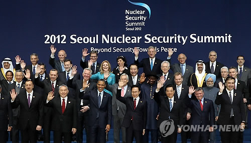 RT <a href="/UNDPS/">UNDP Supporter</a>: 이명박 대통령과 각국 정상 및 참가국 대표들이 27일 서울 삼성동 코엑스에서 열린 '2012 서울 핵안보정상회의'에서 기념촬영하며 손을 흔들고 있다. <a href="/2012SeoulNSS/">서울핵안보정상회의</a> #SeoulNSS