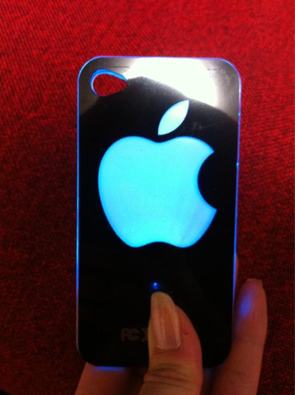 t0m0c021's tweet photo. 海外から取り寄せたレインボーに光るiPhoneケースがやっと届いた☆電波を感知すると光る仕組みなんだけど、気まぐれにしか光らないwwしかも電池式(~_~;)さすが中国製。。。たぶん3日で飽きる( ´ ▽ ` )ﾉ http://t.co/KnnoFi4z