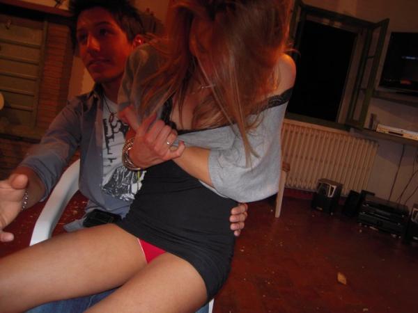 biraz da bizim kucağımıza otur kızım