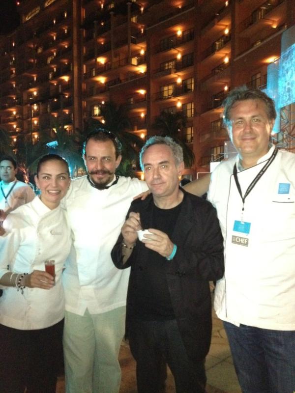 GrupoPangea's tweet photo. “@EGastronomicos: @benitoysolange @GGBeristain paulina Abascal con ferran adria http://t.co/rmqpJd2O”  El Bulli comiendo la cocina de Pangea