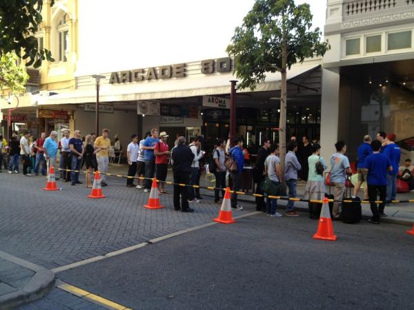 sidon's tweet photo. #perth #applestore this morning.... http://t.co/iRUAVPsQ