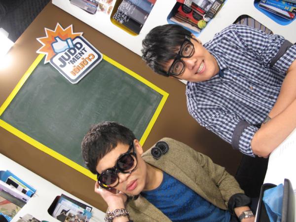 GTHONAIR's tweet photo. @LoukgolfLG @judgejudd ต้องใช้แว่นถึง2อันในการอ่านข่าวใน #JuddMent เปิดดูสดตอนนี้ที่ http://t.co/7XBtMwYe http://t.co/2A8IbS7X