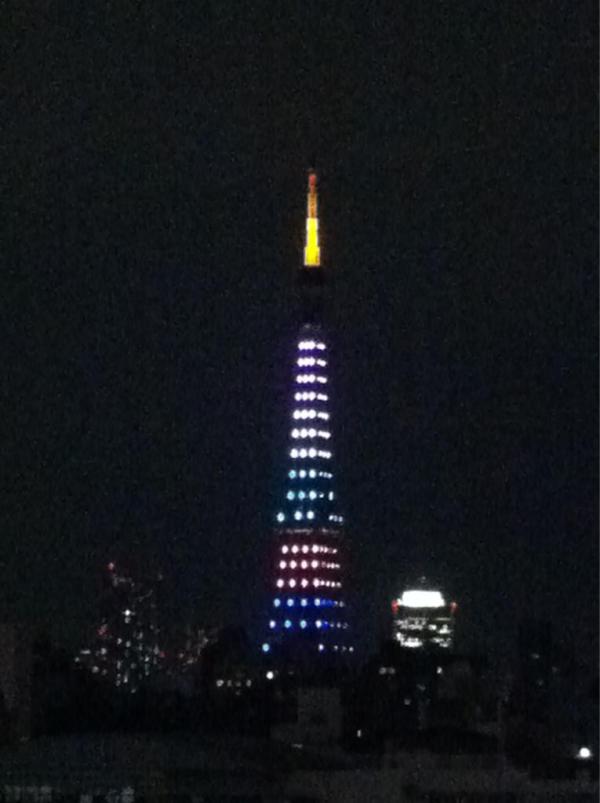 good_life8's tweet photo. やっぱこれだよねー。

東京タワーの色が違う？
カラフルになってる。 http://t.co/VXBNQhXY