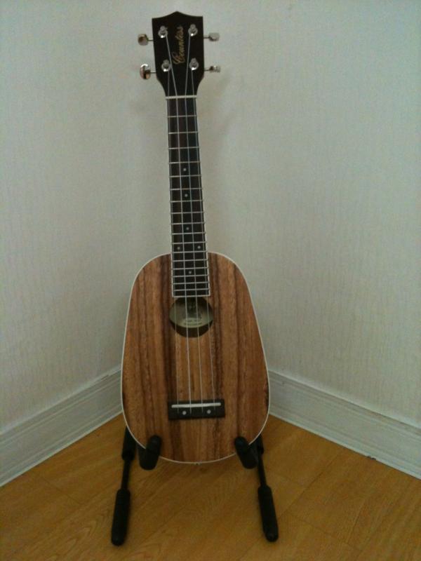 Papaya33's tweet photo. 우쿨렐레 거치대 구입~  (^з^)-☆
My uke~~ 유후 http://t.co/9MNDwd4q