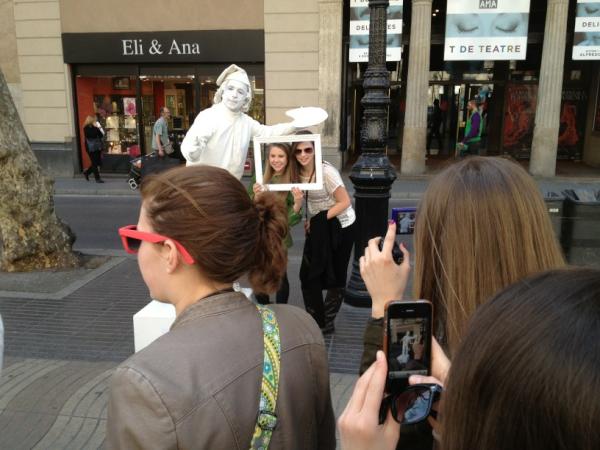 CSG_in_Spain's tweet photo. Las Ramblas and the street  performers were fun to watch! http://t.co/SlgLNr1Y