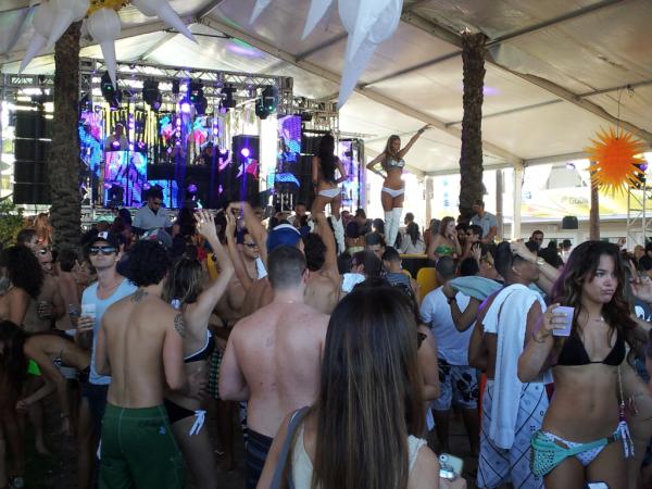TimelessEntMia's tweet photo. A typical work day during #WMC2012. The amazing pool party at Surfcomber Hotel Day 1! http://t.co/8YzdXPzc
