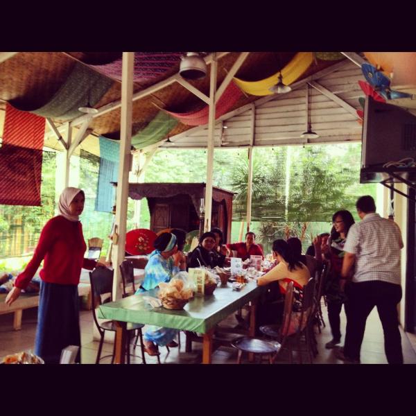 Selamat Berakhir pekan bersama keluarga, makan siang bersama,, salam hangat -Lembur Kuring Bibet, Ampera.