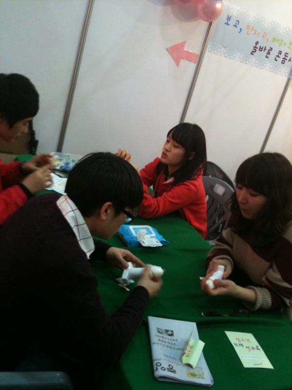 donation4EDU's tweet photo. 대한적십자회(RCY)에서 진행하는 성교육 입니다. 정말 유익한 프로그램 같아요. 여학생이든 남학생이든 관계없이 많은 참여가 이루어 지고 있습니다. http://t.co/JaNiMevl