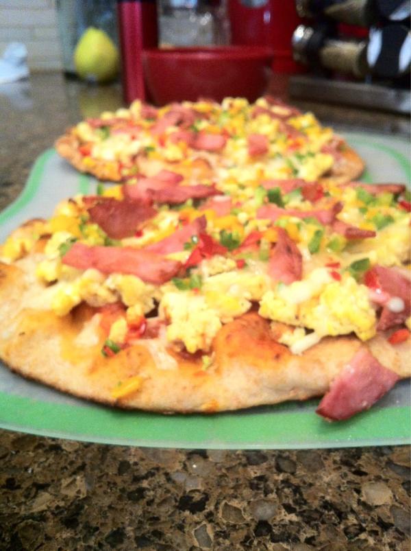 FearBeerGotFood's tweet photo. Homemade Breakfast pizza Pepper cheese scrambled egg, peppers fresh basil, country ham on naan #easylikesundaymorning http://t.co/7IGt6XEg