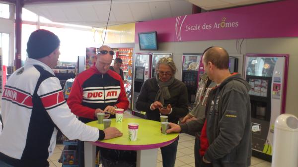de_stichting's tweet photo. 2e ronde koffie, nog ff wordfeuten en tekenen. Nog 300km te gaan. http://t.co/Mo6uyDRc