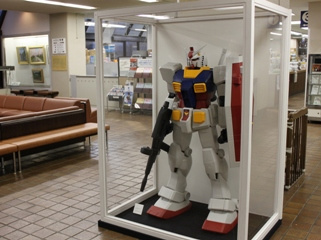東京都稲城市 公式 東京都稲城市 大河原邦男作品展に展示されていた 1 12ガンダム Hy2m 1 12 ガンダム を大河原先生から寄贈いただきました 市役所1階ロビーに展示しておりますので ご来庁された際はぜひご覧ください Inagi Http T Co