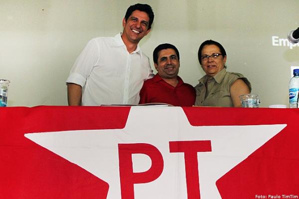 Adalberto_Prof's tweet photo. Após debate fraterno e militante sobre educação unidade dos nossos pré-candidatos e coordenação do setorial de educação http://t.co/HRtcOF5k