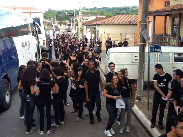 Coristas do <a href="/iasp_coraljovem/">Coral Jovem do IASP</a>  invadindo a cidade de Torre de Pedra, que momento inspirador