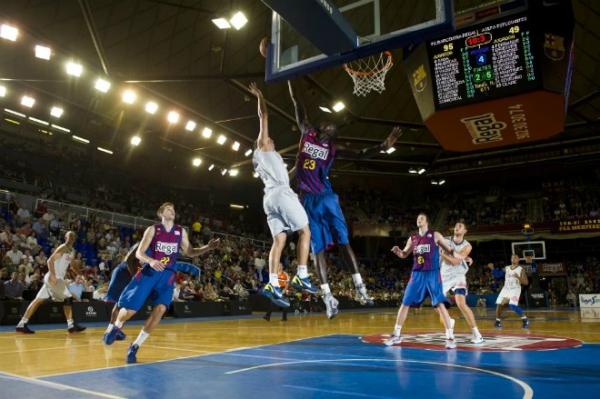 Basketformacion's tweet photo. 3. Tiro sobre un pie equilibrando en el aire. Ejemplo 3. @jaimefb44 @ClubEstudiantes http://t.co/Kq0mSfSx http://t.co/tjbRLvIb