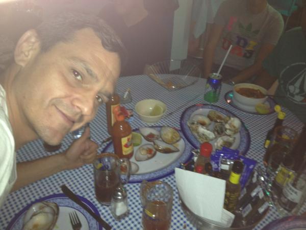 carloslight's tweet photo. Leo Falfan - Mobius Strum - Mariscos @ La Ostra Pasado viernes 17 http://t.co/ivkxMbLn