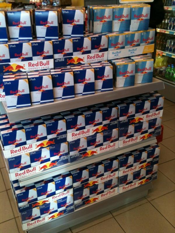 Shell_Fryslan's tweet image. Let op!! Morgen gaat een super RedBull aktie in bij alle Shell stations.