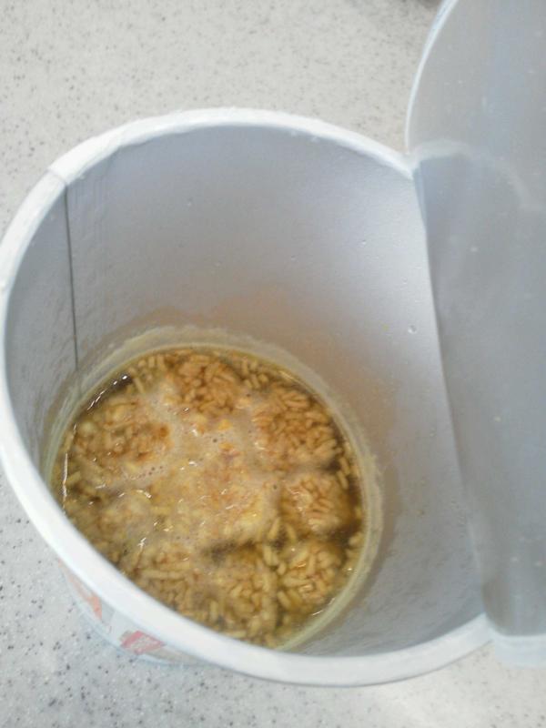 かないだ セブンのソースマヨもんじゃにお湯を入れてみた Http T Co K5b8x3iw