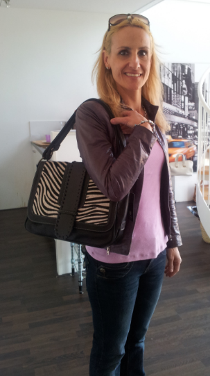 thebagfarm's tweet photo. Zojuist de eerste @thebagfarm #tas #zebra van eigen ontwerp en logo verkocht! #trots #thanxLoredana http://t.co/NCNjHRbF