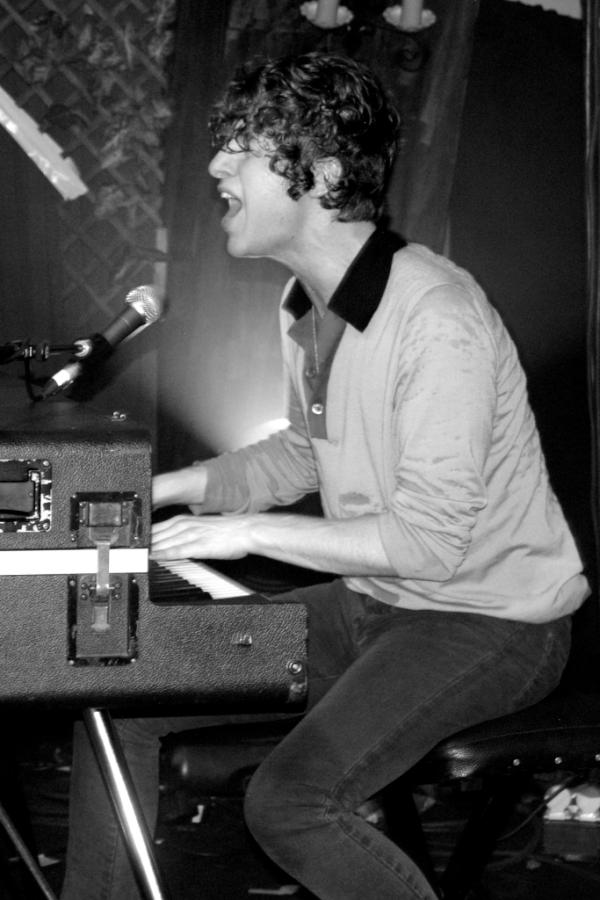 An8Ma's tweet photo. amazing @lukekook  The Saboteur #londonsessions @thekooksmusic @mylittleyo http://t.co/y0UJFFl4