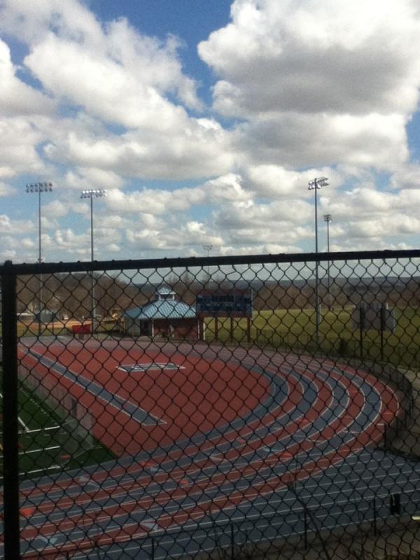 DannyRivera14's tweet photo. Outside my school http://t.co/aLIFUBhU