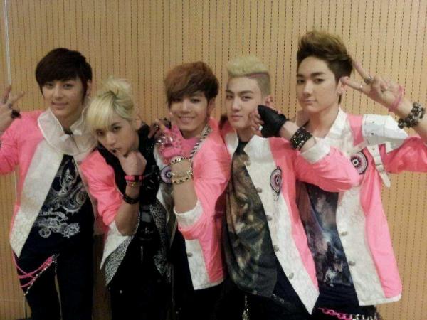 Show Time! NU'EST Time! 뉴이스트입니다! 오늘 엠카 본방사수 하셨나요?^^ 벌써 데뷔한지1주일이나지났어요! 오늘도 큰소리로응원해주신우리 팬분들 짱!! 진짜 큰힘이 되요!!  우리내일도 만나요!