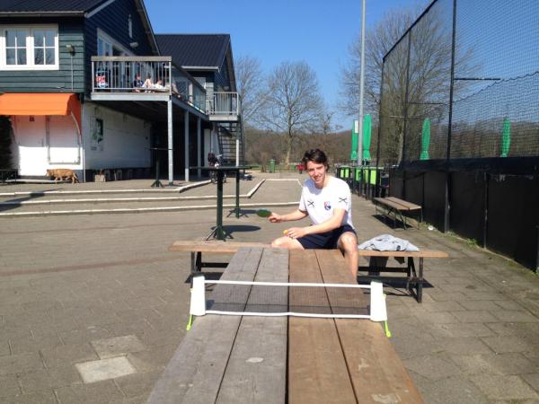 OlmerMeijer's tweet photo. In de zon pauze opvullen tussen de dubbeltraining in! Leuke tafeltennis variant #hcbloemendaal http://t.co/f3mRFg5l