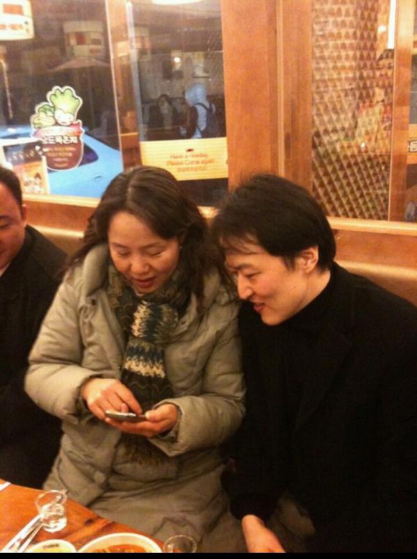 SDenn722's tweet photo. (사진)종북은없다라며 당당하게 밝힌 임수경이 '김정일의선군정치가 우리의갈길'이라 공언한 황선의 남편 윤기진과 즐거운 한때를 보내고 있다. 이들에게는 김정일찬양이 애국이다. http://t.co/0XJbSS2m