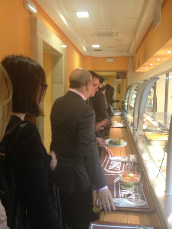 Hoy aprovecho la hora de la comida para reunirme con mi equipo y seguir trabajando