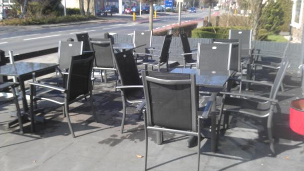 Je kunt onder het genot van een hapje en/of een drankje weer genieten van ons terras!!