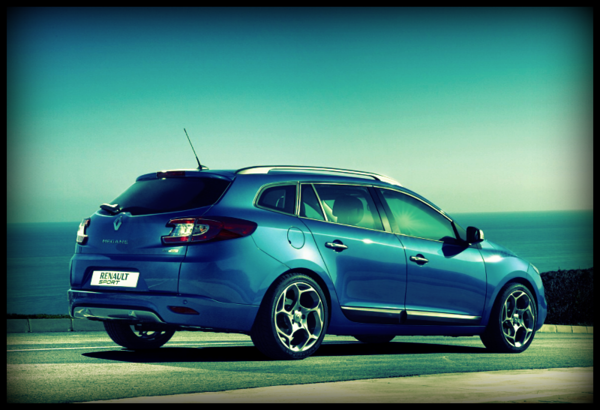 RenaultTurkey's tweet photo. Tüm aileyi bir arada taşıyan #sendinaskim http://t.co/ldJWe5g6