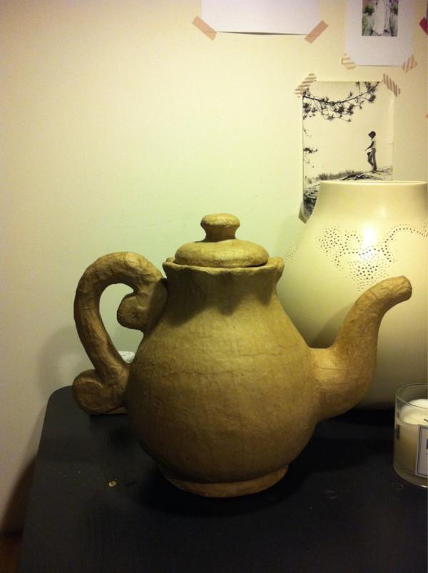 Ik ben heel blij met mijn nieuwe papier-mache theepot. Leuk is ie hè?