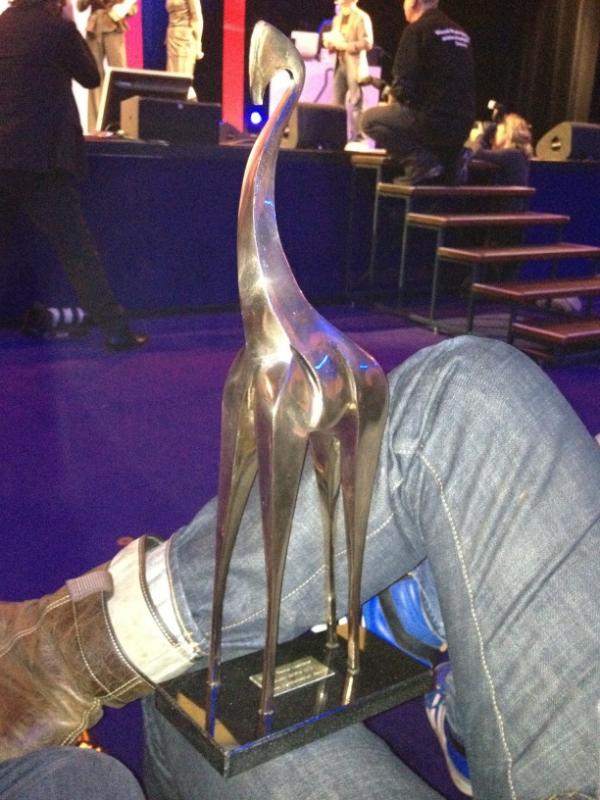 Na de houten giraffe op de NHTV, nu de gouden giraffe bij Wink bv!!