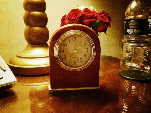 alo_oficial's tweet photo. Siempre me ha llamado la atención que aquí en Malasia, en todos los hoteles, siempre hay el mismo tipo de reloj..;)))) http://t.co/p3ZRJtsG