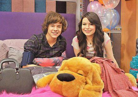 efraLmont's tweet photo. Harry y Miranda Cosgrove en el set de iCarly http://t.co/YybSjEpE