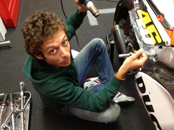 ValeYellow46's tweet photo. Classico rituale adesivo notturno. http://t.co/spGALLcE