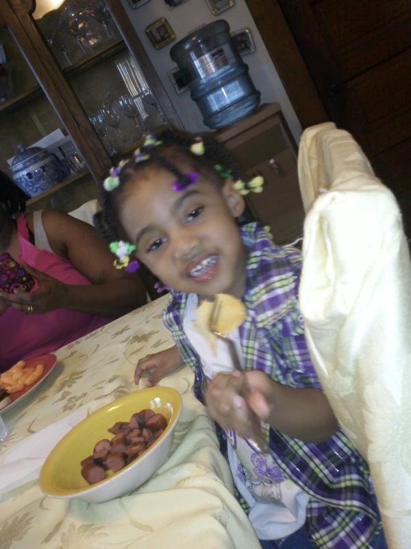 Dadamnmp's tweet photo. Wtf lol my poor baby lol she eatin chips wit a fork http://t.co/dCkyVSdB