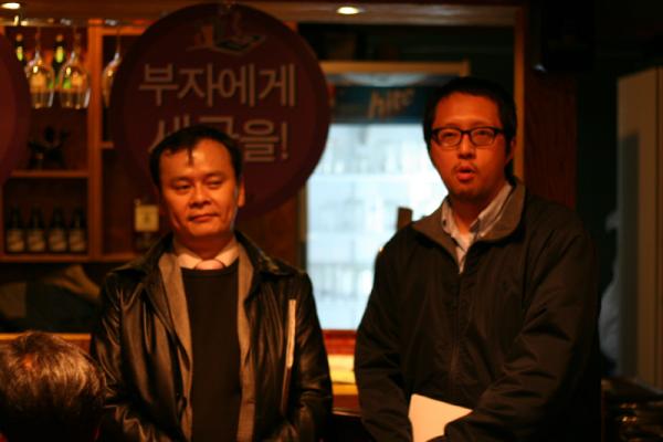 sangjungsim's tweet photo. [心Ple 번개] 아사히 신문(TV가 아니었네요)에서 SNS와 정치로 취재를 오셨네요, 이쯤 되면 이번 번개 정치 '한류' 아닐까요? ^^ 
사진 왼쪽 분이 동경에서 오신 기자님이십니다. http://t.co/Ekr4whN3