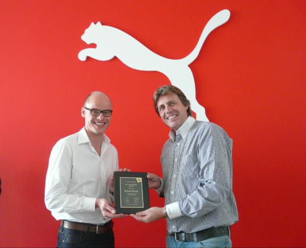 WFSGI on X WFSGI hands over Armin Dassler s Honorary Director Award to PUMA s CEO Franz Koch. Adidas received it at ISPO 2012. http t 8Kzl2UyC X