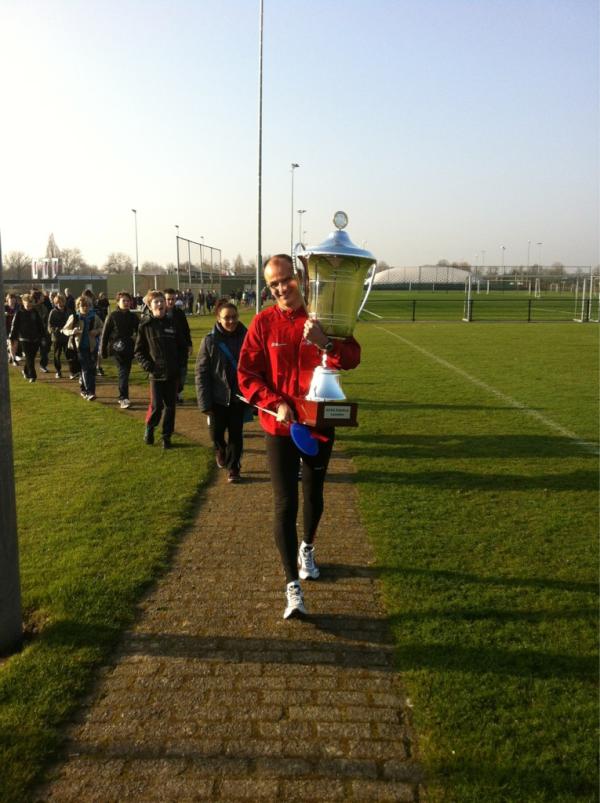Dorpsloop's tweet image. Trainer Rob voorop met de beker tijdens de eerste clinics.
