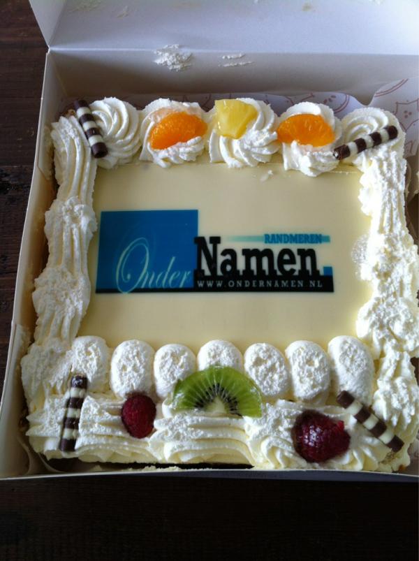 JansenElektra's tweet photo. @OnderNamenRandm @MartinvandeKolk super bedankt voor de taart!! Dat word weer extra sporten @bodysupporter http://t.co/fchsiPMf