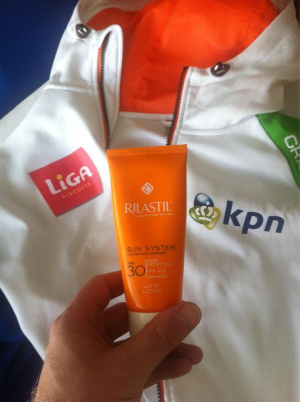 Even insmeren met zonne crème en dan op naar thialf voor de 1500 mtr vrouwen met Linda de vries #teamliga <a href="/team_liga/">Team LiGA</a>